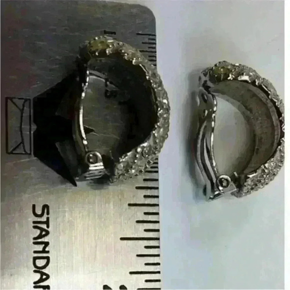 VINTAGE SPARKLING LES BERNARD SILVER TONE GLASS GEMS HALF HOOP CLIP ON EARRINGS - Picture 13 of 16